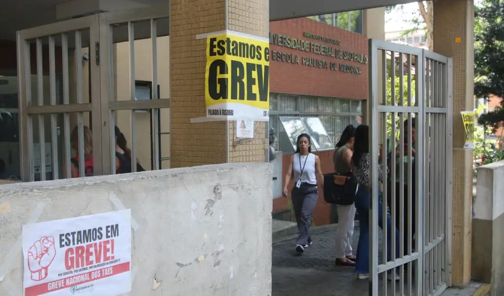 Cartaz anuncia greve na Universidade Federal de São Paulo (Unifesp)