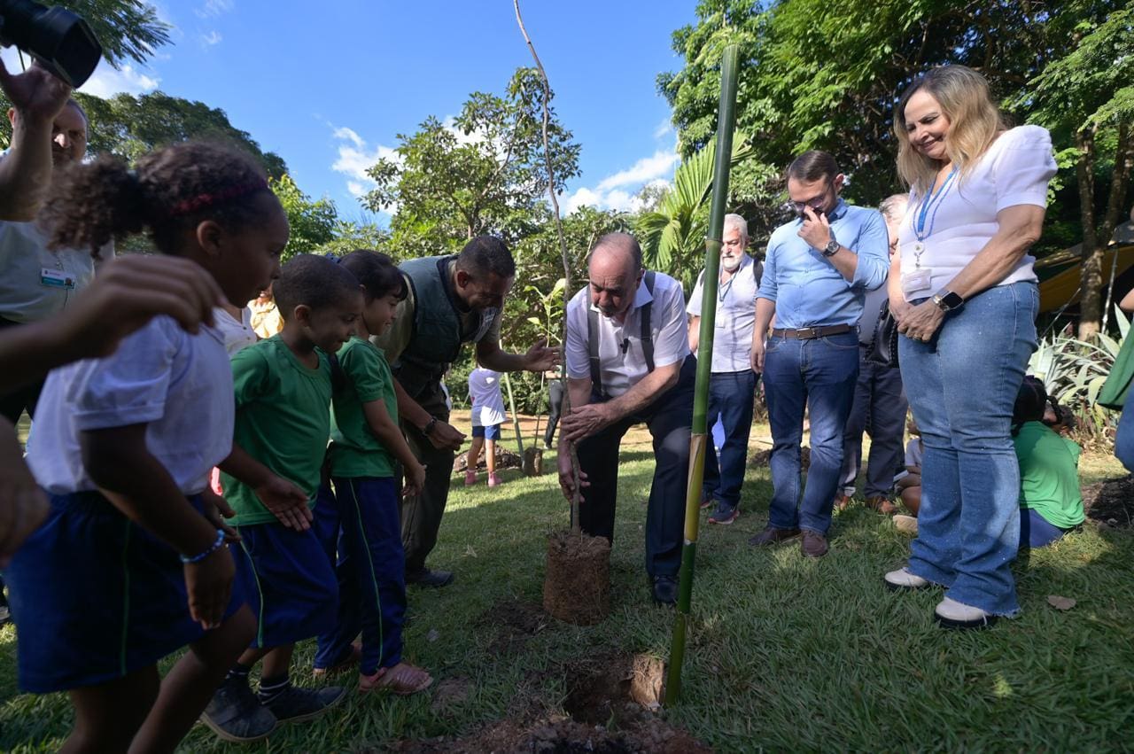 O prefeito de Belo Horizonte, Fuad Noman, faz plantio de mudas juntamente com crianças da rede municipal de Ensino