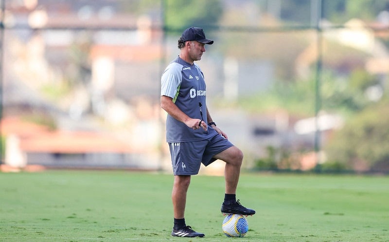 Técnico Gabriel Milito será obrigado a mudar a zaga do Atlético para decisão contra o Sport