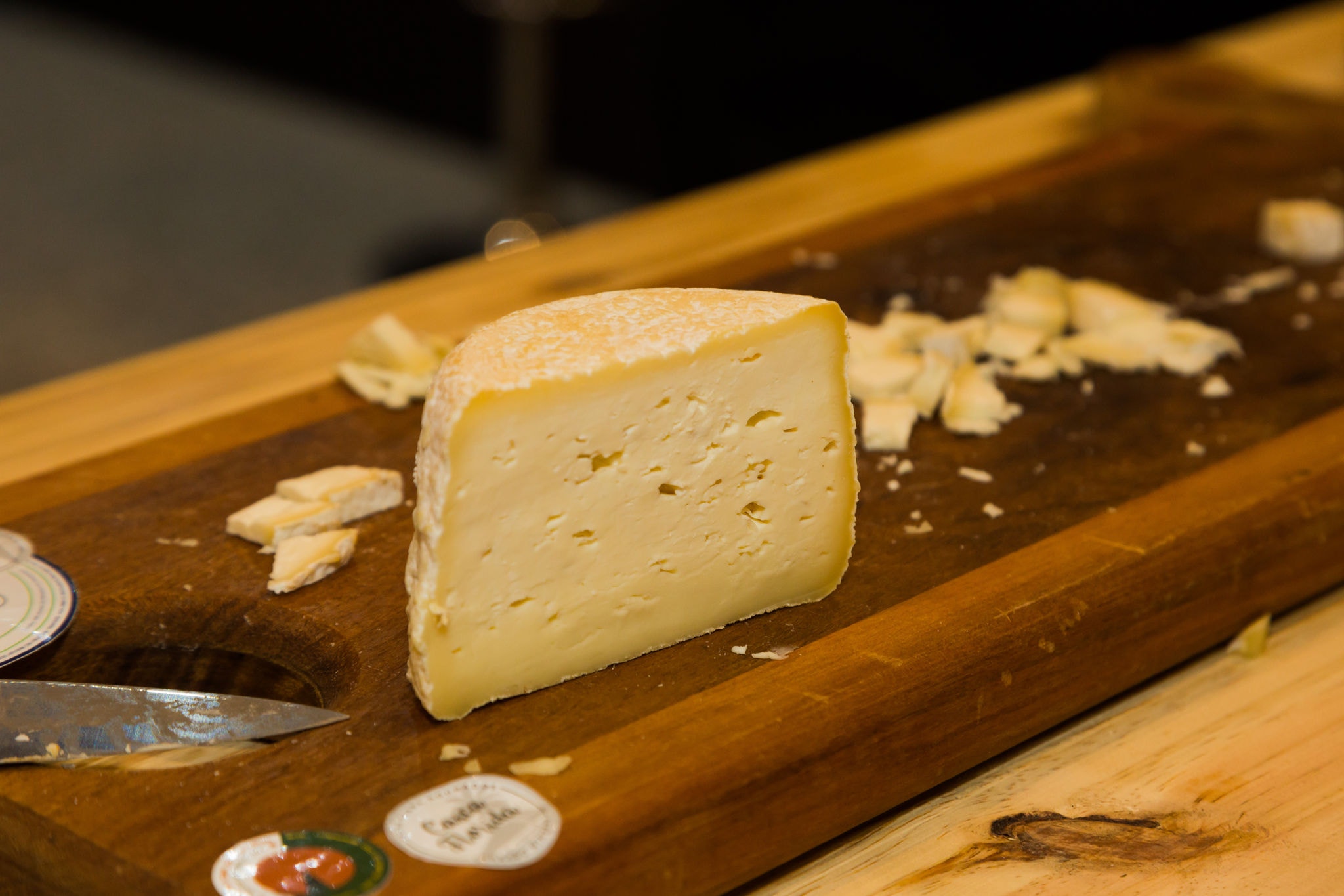 Os queijos artesanais de Minas Gerais representam uma tradição gastronômica que vai além das fronteiras do estado, sendo reconhecidos nacional e internacionalmente