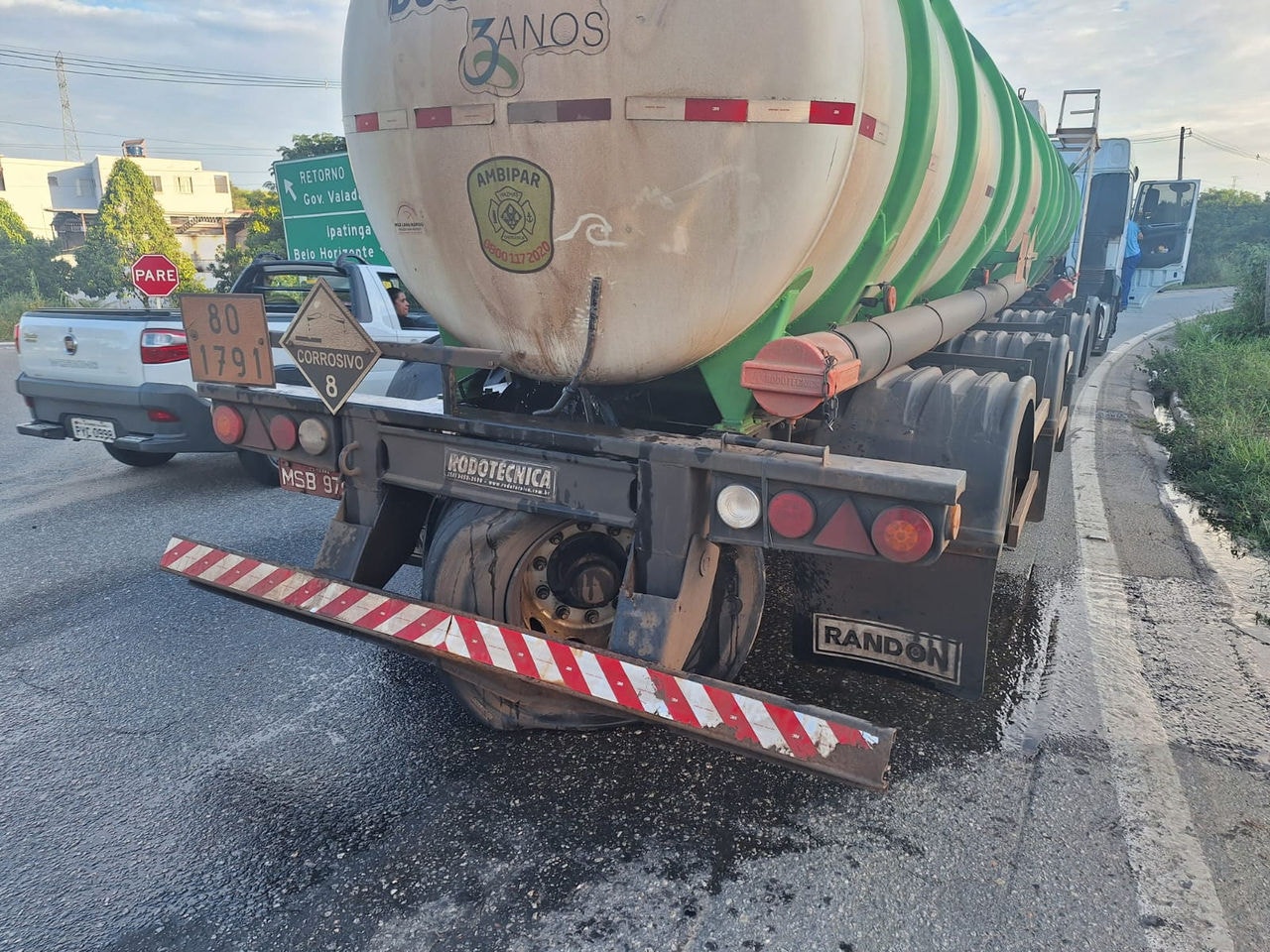 Caminhão-tanque tem vazamento de cloro em Governador Valadares 