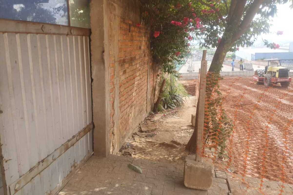 Casa apresenta rachaduras e morador acusa Prefeitura de Contagem