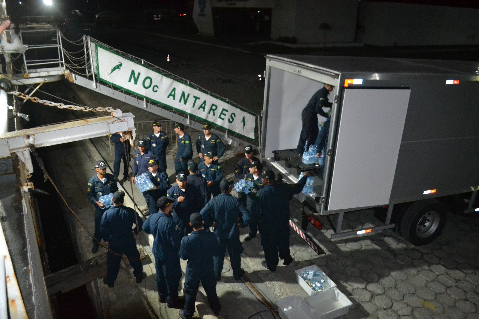 O Navio Oceanográfico Antares deixou Maceió (AL) no domingo (12) com 24 toneladas de suprimentos.