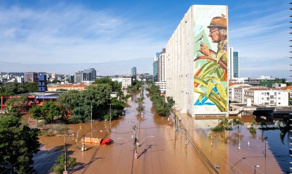 Av. Borges de Medeiros, em Porto Alegre, foi tomada pelas águas das chuvas 