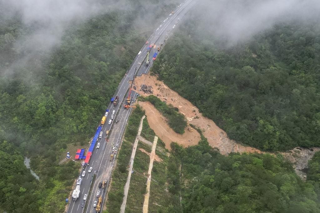 Vista aérea de um trecho desabado de uma rodovia perto de Meizhou, na província de Guangdong, no sul da China