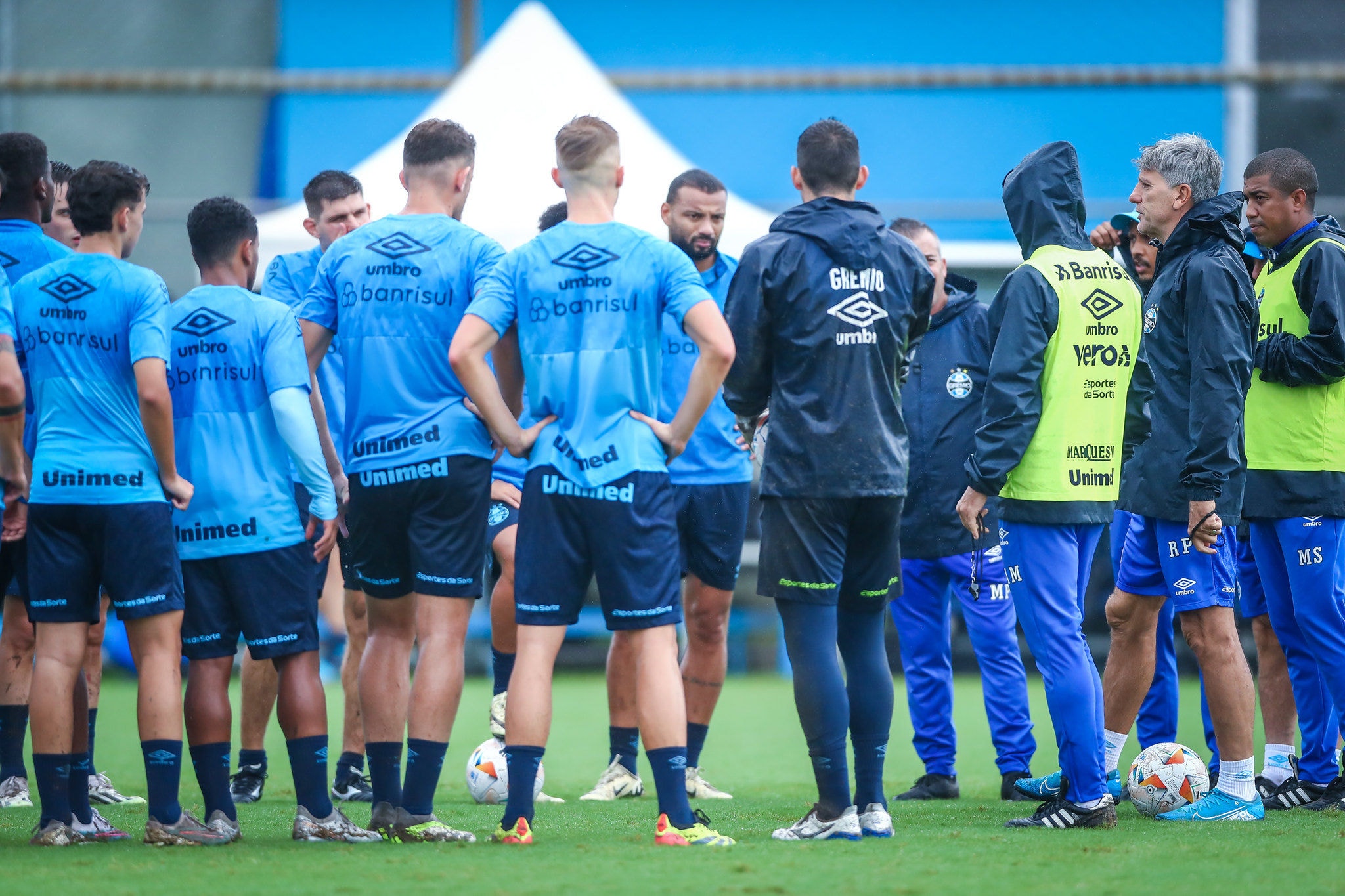 Técnico Renarto Gaúcho e jogadores do Grêmio vão treinar em Atibaia