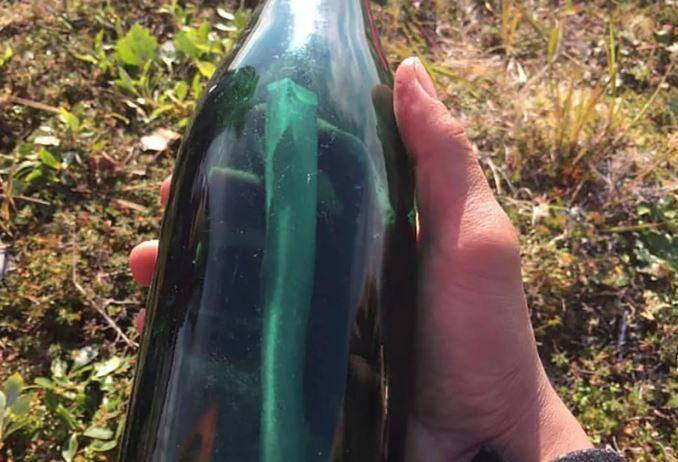 Tyler Ivanoff, um professor adjunto em Shishmaref, Alasca, encontrou a garrafa no litoral de seu povoado