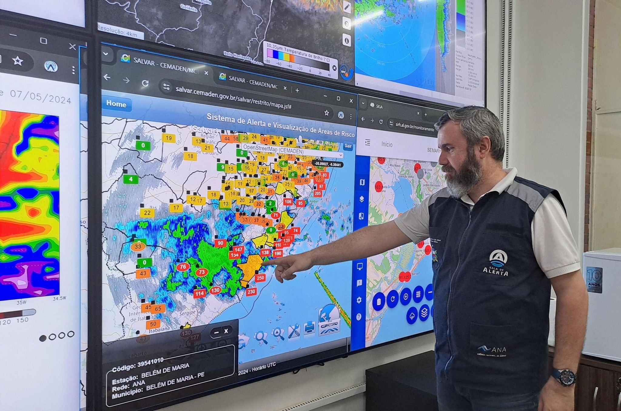 Superintendente de Prevenção em Desastres Naturais,  Vinícius Pinho demonstra áreas monitoradas em Alagoas