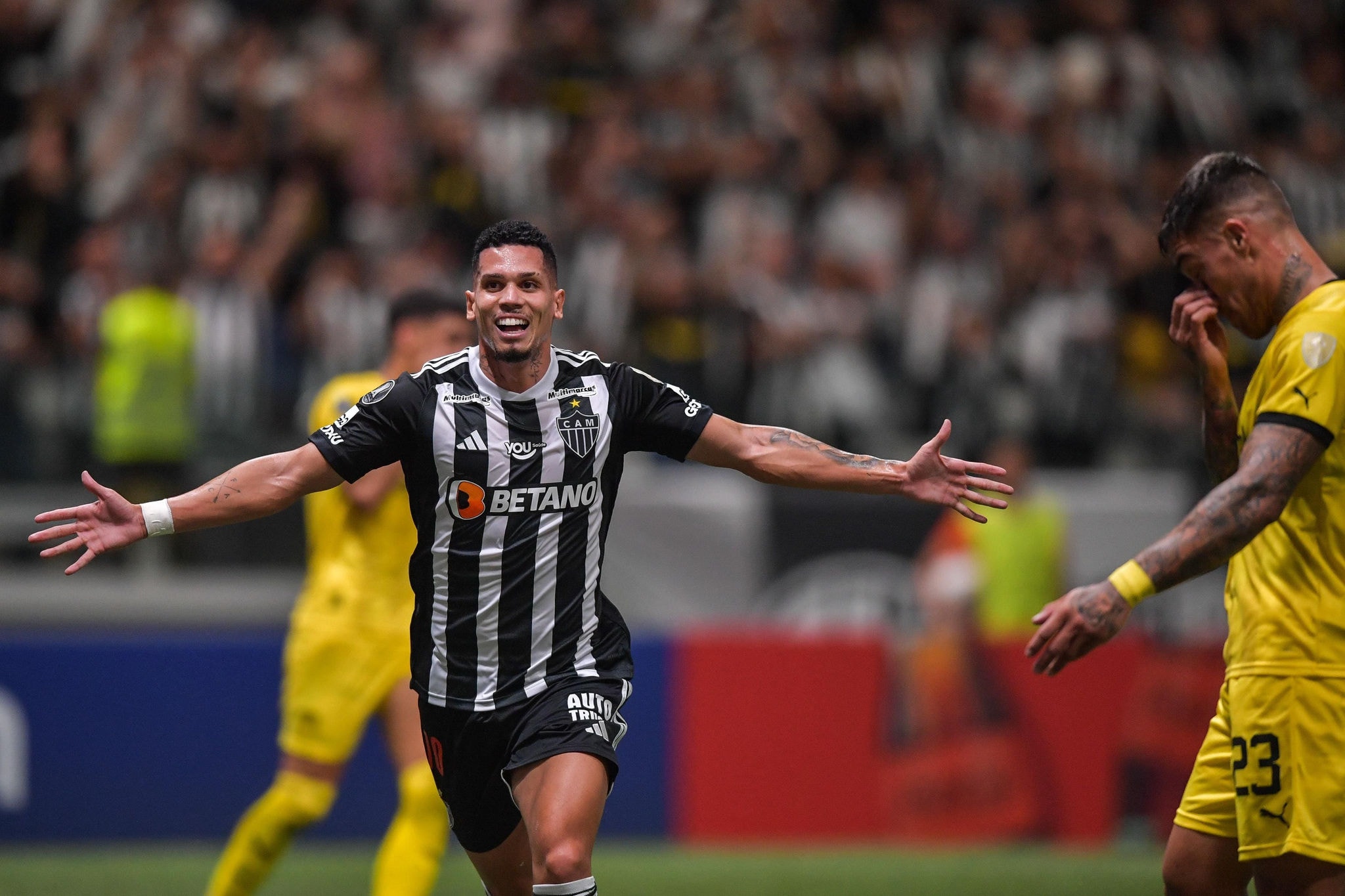Paulinho, atacante do Atlético, comemora gol sobre o Peñarol