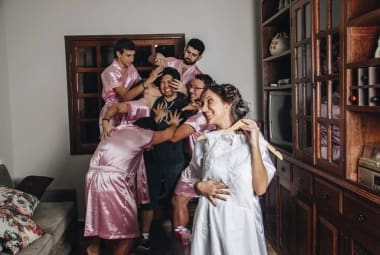 Sem madrinhas, noivas sucesso com fotos com os amigos 