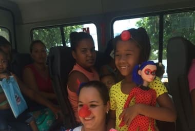 Enfermeira se veste de palhaça para dar alta médica a crianças de Janaúba