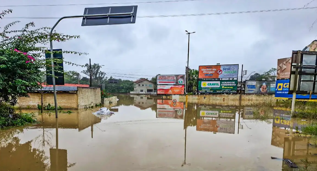 Chuvas intensas provocaram enchentes em cidades catarinenses