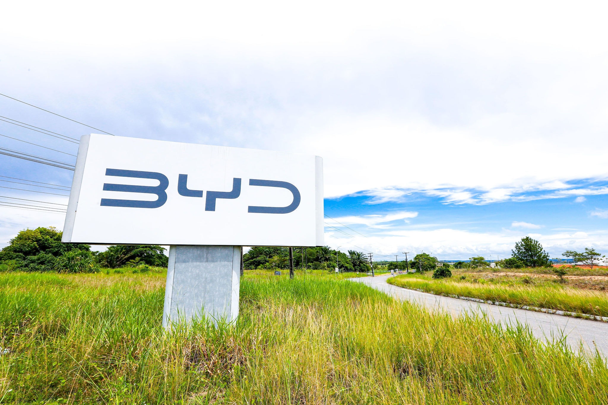 Placa da BYD no terreno onde será erguida a nova fábrica da montadora chinesa, em Camaçari (BA)