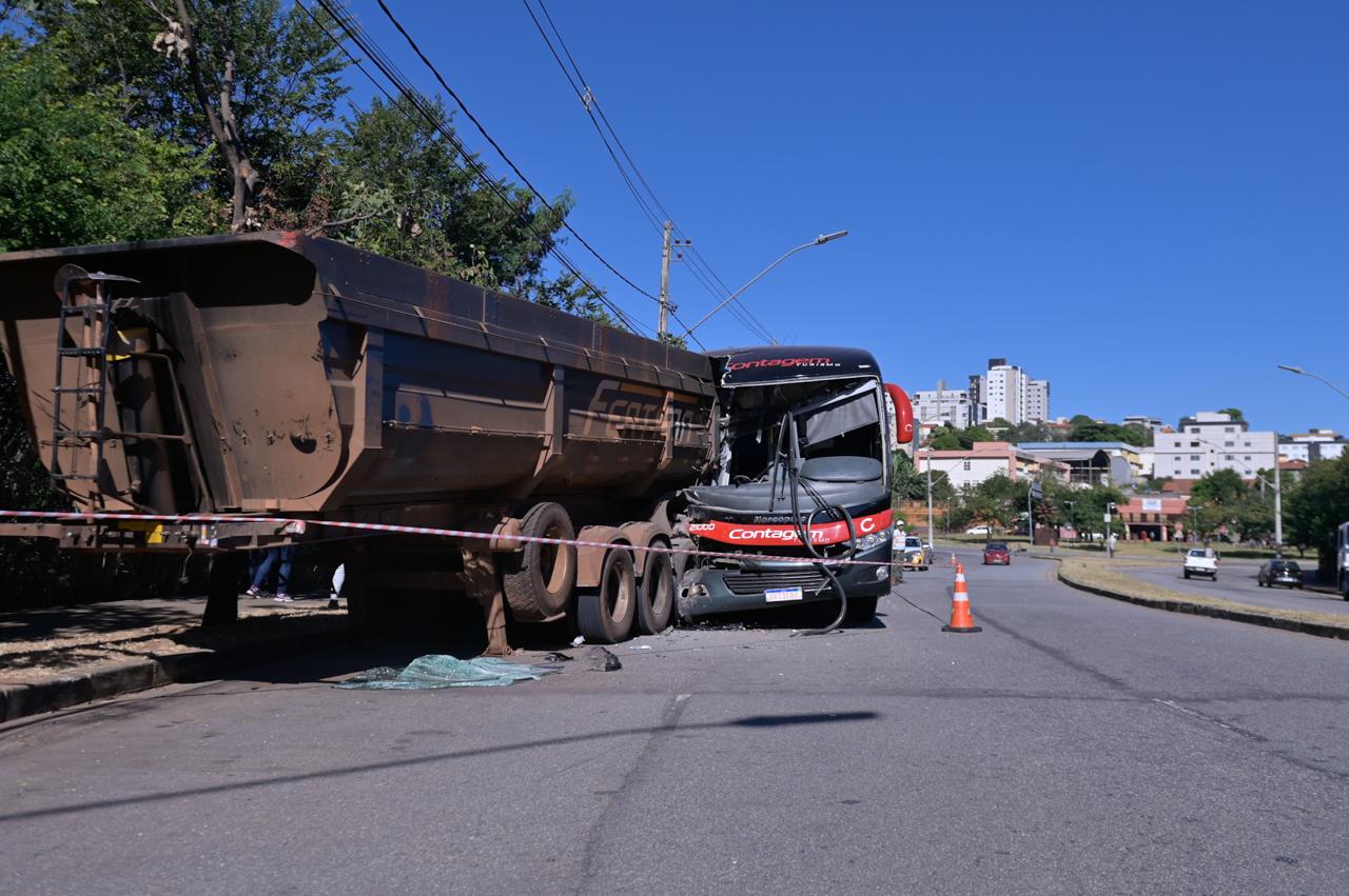 15 passageiros ficam feridos em batida entre ônibus e carreta no Barreiro
