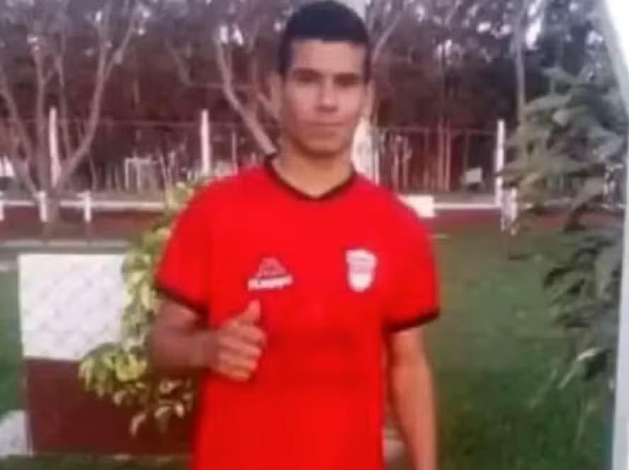 Ángel Ojeda, jogador de 23 anos, morreu após bater a cabeça em muro que cercava campo de futebol na Argentina