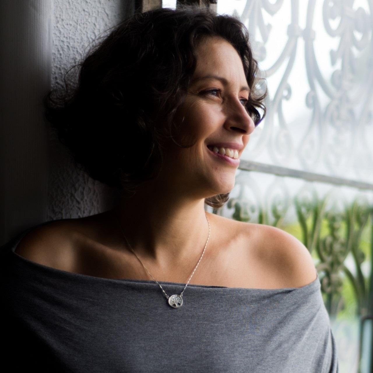 Maristela Lima: Escritora e especialista em Neurociências e Comportamento, com foco em Inteligência Emocional, ela é uma das precursoras da Comunicação Não-Violenta no Brasil, atuando com esta abordagem desde 2010
