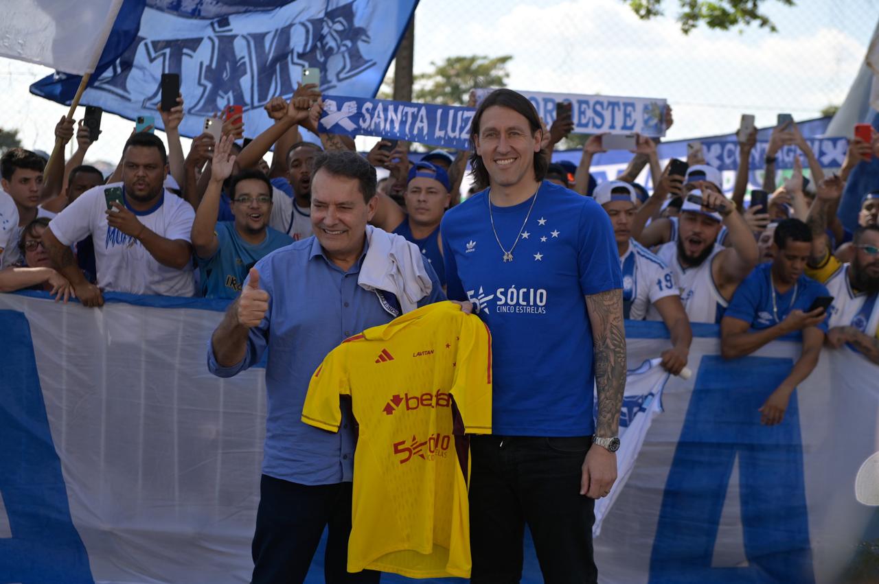 Cássio posa com o novo dono da SAF do Cruzeiro, o empresário Pedro Lourenço
