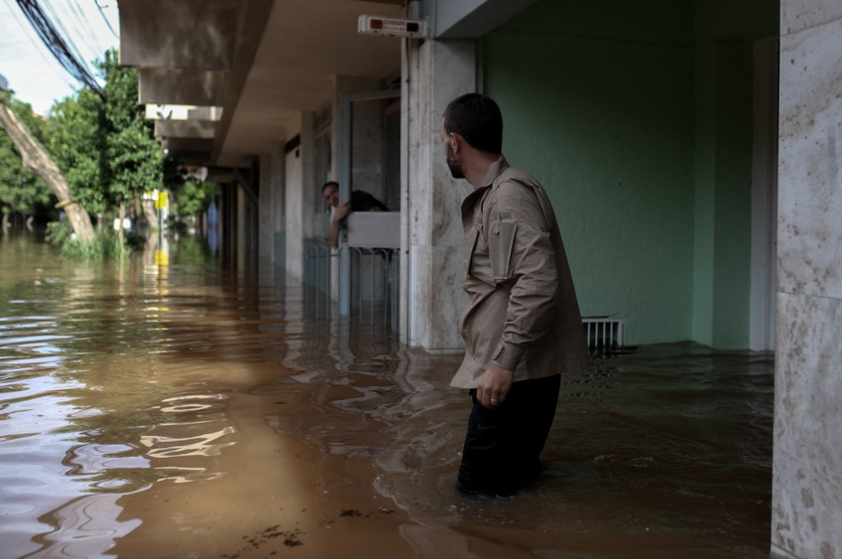 Moradores de Porto Alegre enfrentam inundação em vários bairros