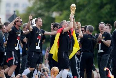 Jogadores exibiram o troféu da Copa do Mundo para euforia dos torcedores