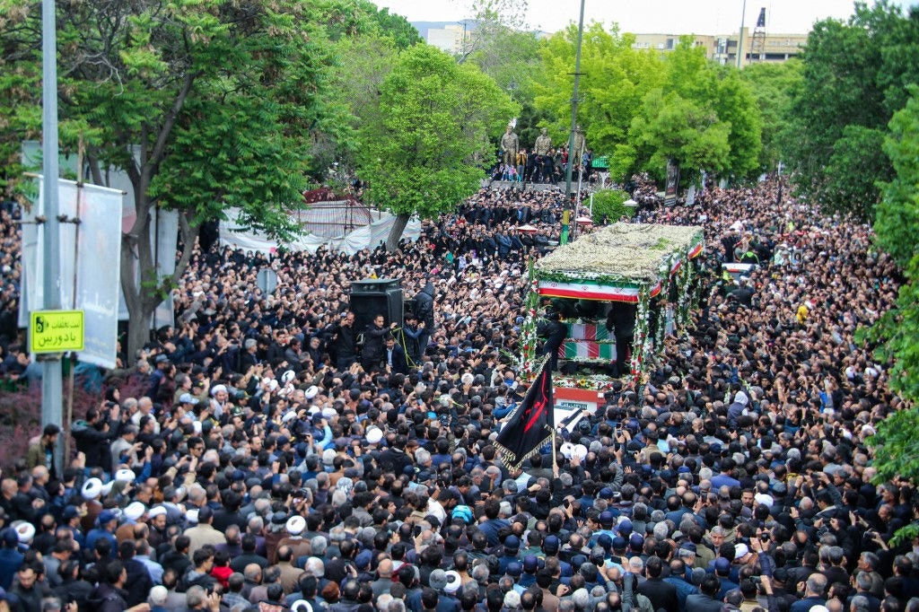 Milhares de iranianos foram se despedir do presidente e de outros membros da sua comitiva 