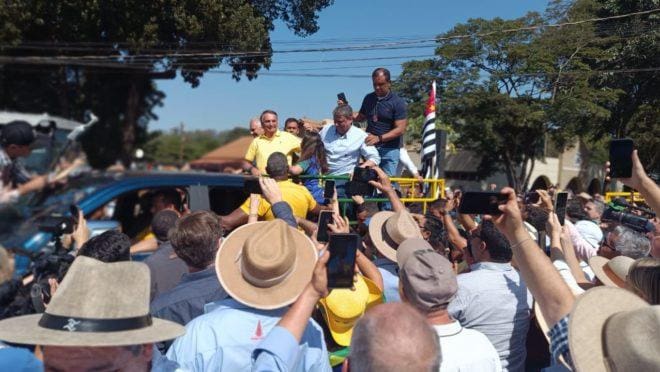 Após os discursos, Bolsonaro desfilou, com Caiado e Tarcísio, pelas ruas da Agrishow na caçamba de uma camionete