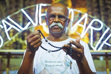 Comportamento. Responsável por conduzir as orações, Ênio de Souza, 63, diz que grupo mudou relação dos homens com a religião
