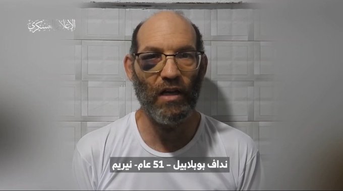 Refém israelense em vídeo divulgado pelo Hamas em seu canal do Telegram. Homem foi identificado como Nadav Popplewell, de 51 anos