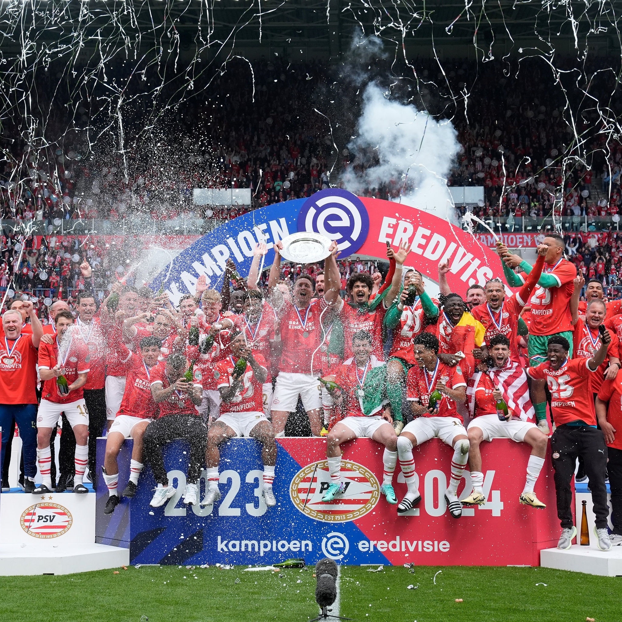 PSV é campeão holandês e comemora título com a sua torcida 