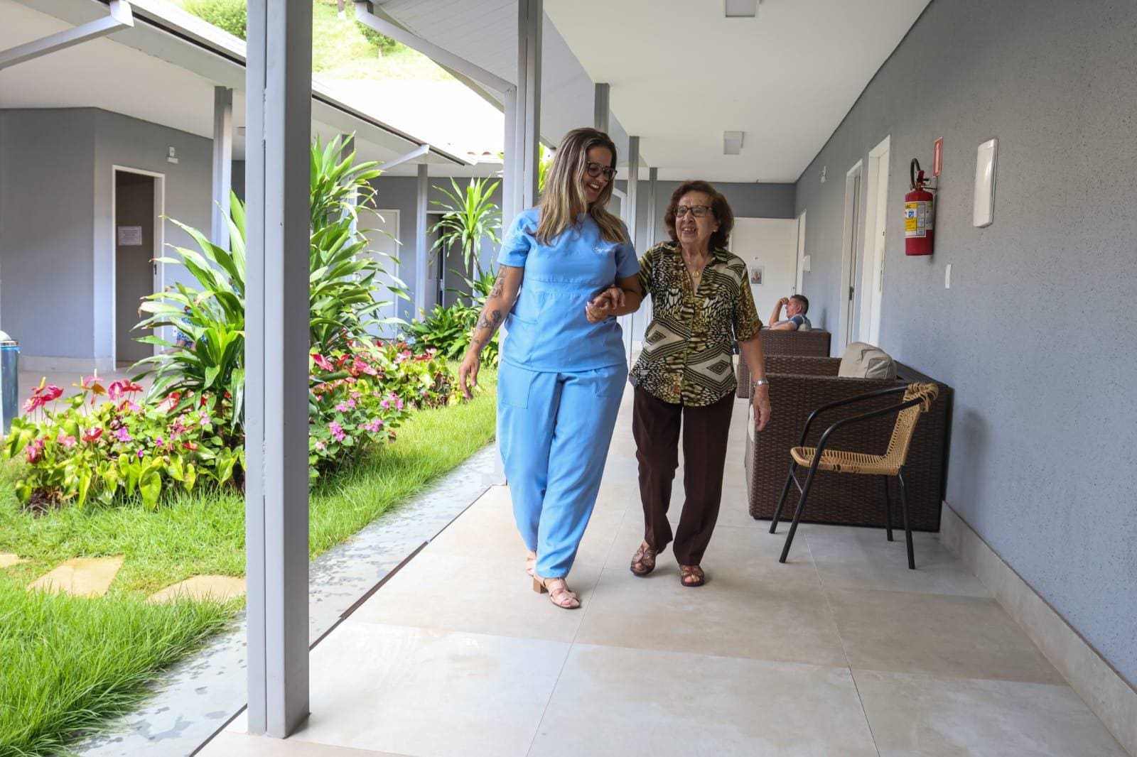 Aos 94 anos, dona Odineia Marques escolheu viver numa instituição de longa permanência, no bairro Belvedere, região Centro-Sul de Belo Horizonte