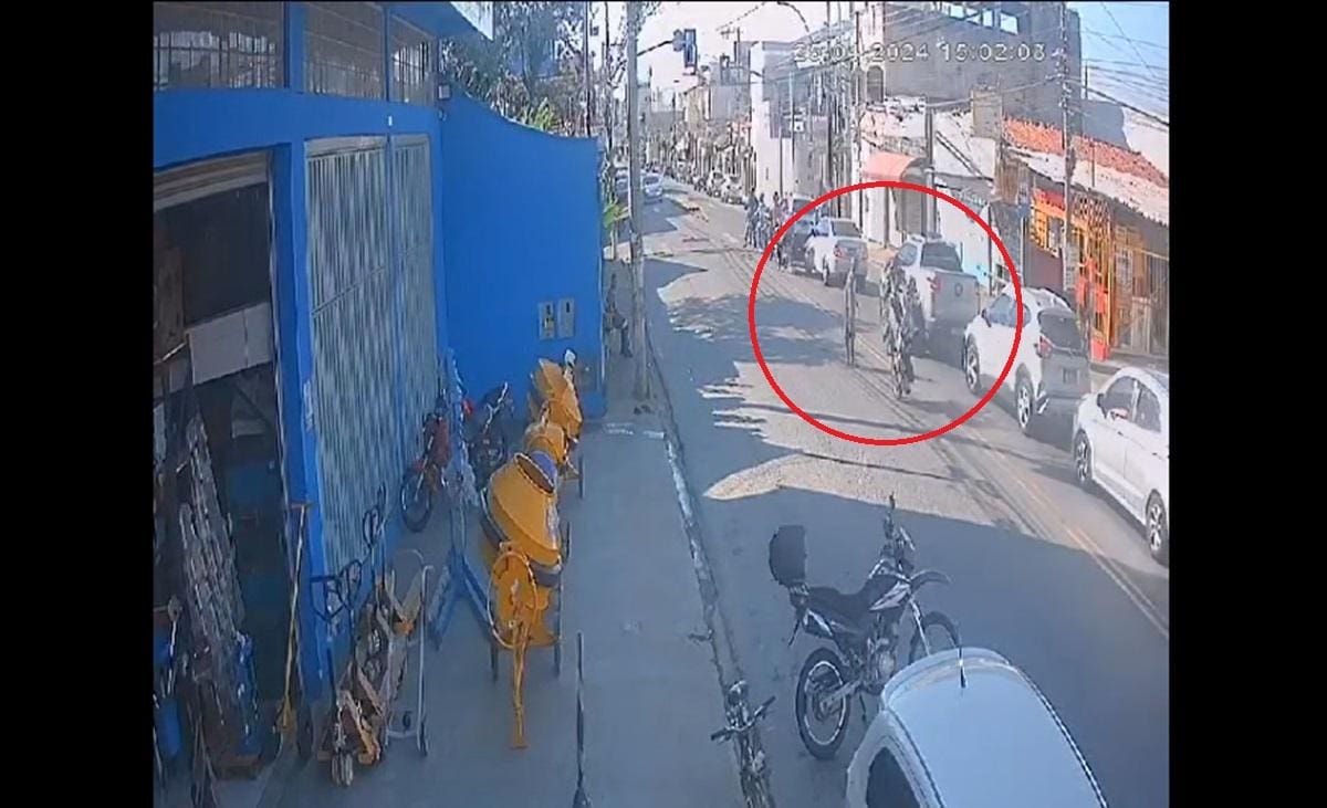 Câmera de segurança flagrou o momento em que o idoso foi atropelado pela motocicleta