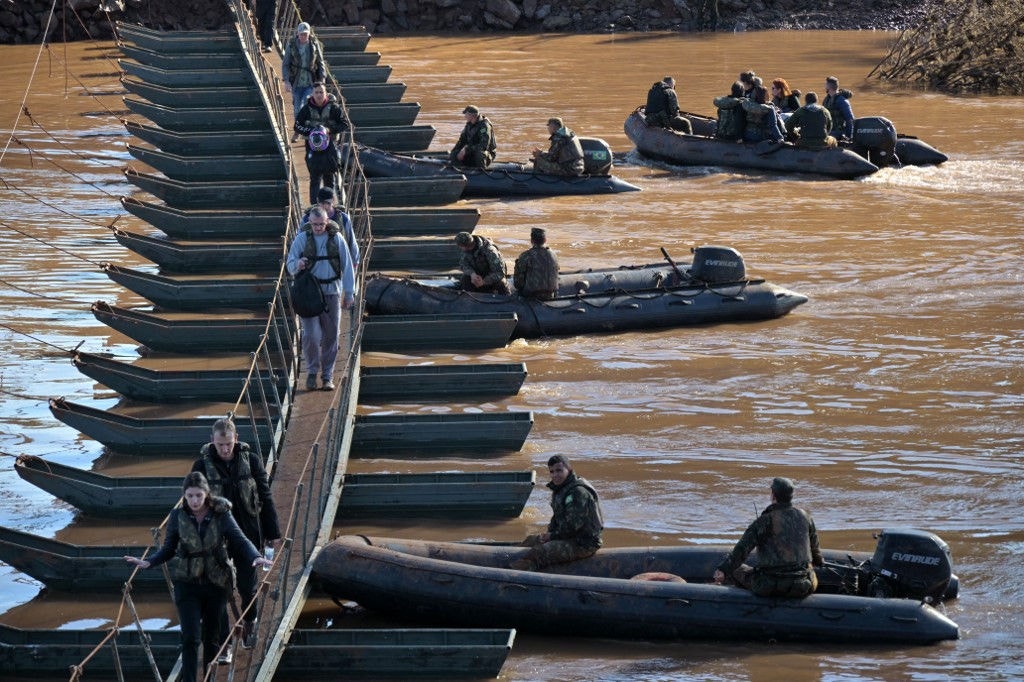 Militares do Exército construíram uma passarela de Arroio do Meio a Lajeado, sobre o rio Forquilha, no Rio Grande do Sul
