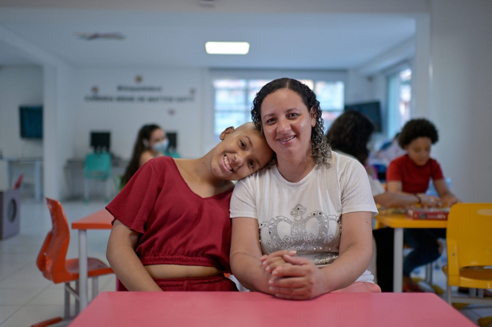 Juliana Luiza, mãe de Maria Eduarda e Wesley, de 11 e 23 anos, largou tudo para acompanhar o tratamento da filha em BH 