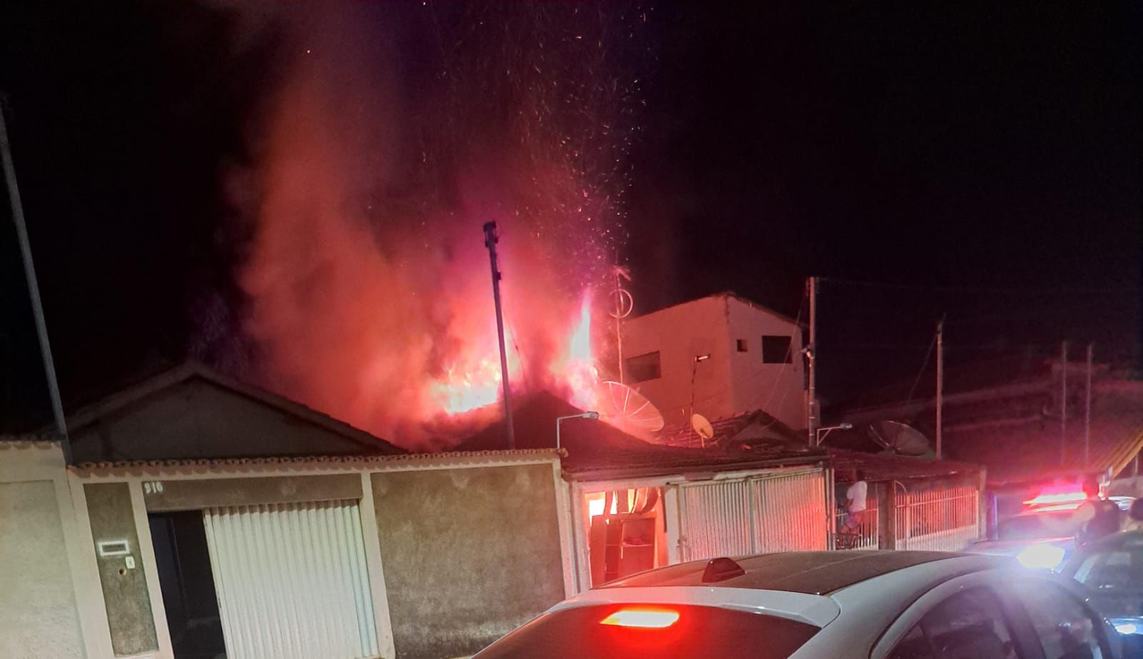 Casa foi tomada pelas chamas em Paracatu