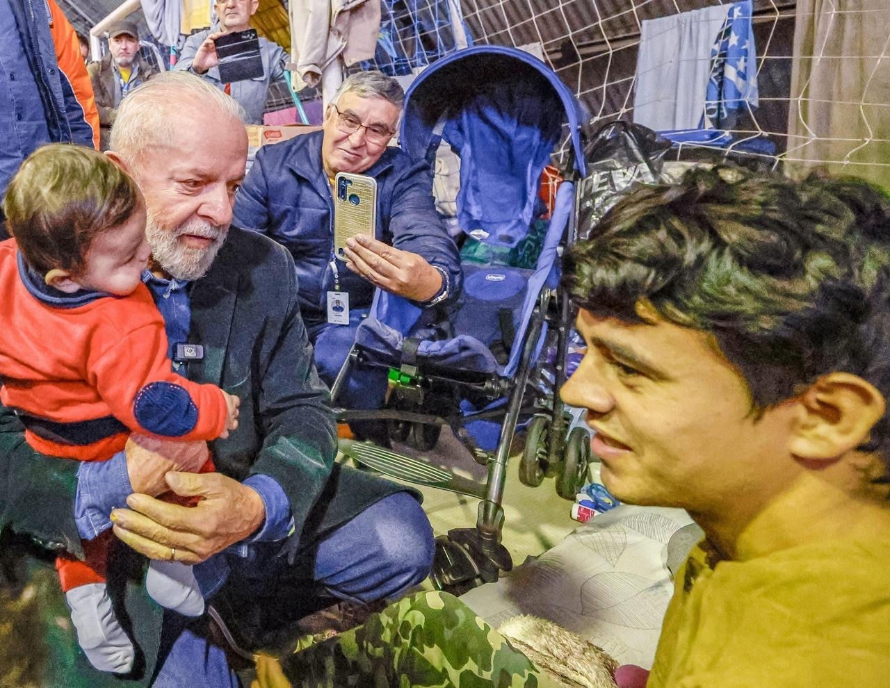 O presidente Lula durante visita a abrigo no Rio Grande do Sul
