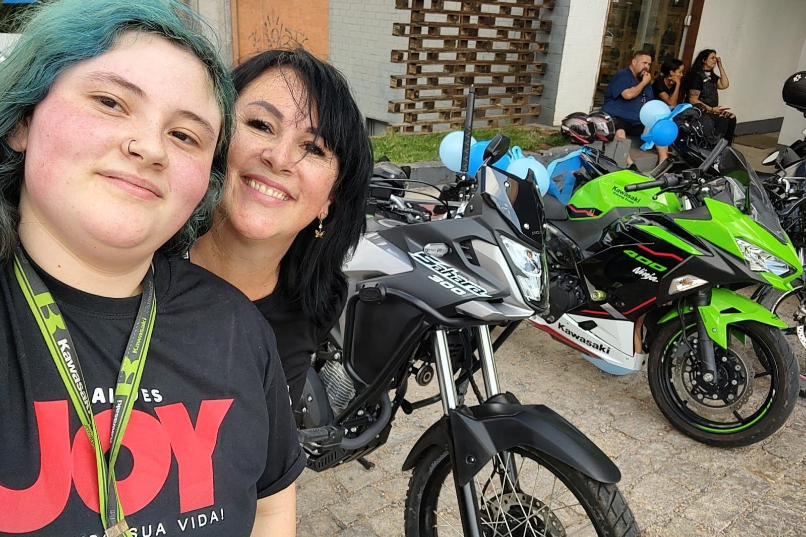 Mãe volta a pilotar moto para fazer companhia a sua filha