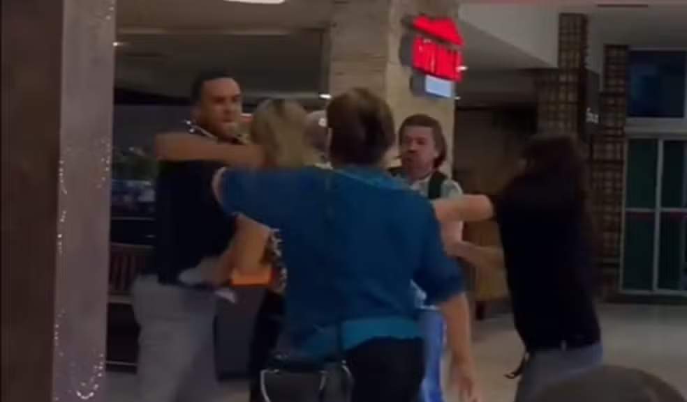 VÍDEO: Clientes brigam por causa de máquina de bichos de pelúcia em shopping