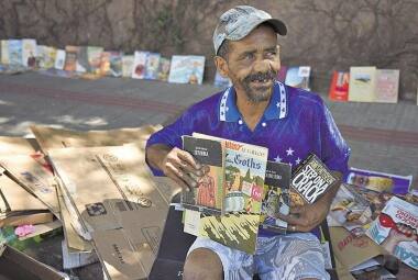 Conhecimento. Tião, 58, conta que foi com os livros que recolheu nas ruas que ele aprendeu a ler