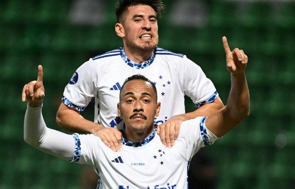 Villalba (acima) comemora gol com Rafael Elias na Colômbia