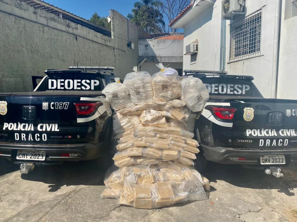 Mais de uma tonelada de pasta base de cocaína foi apreendida com os suspeitos