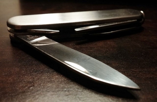 Homem usou um canivete para golpear a vítima nove vezes  