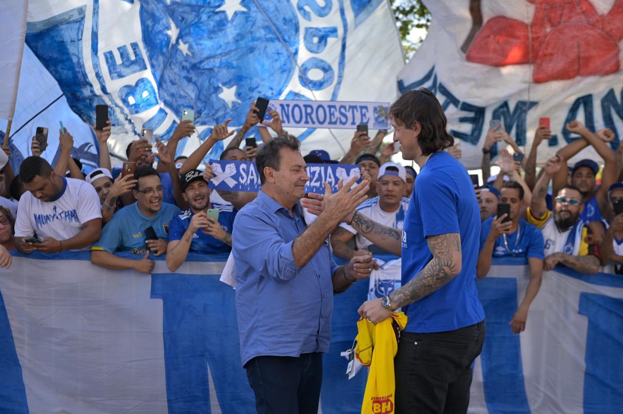 Em sua chegada ao Cruzeiro, goleiro Cássio foi recepcionado pela China Azul e por Pedro Lourenço, gestor da SAF celeste