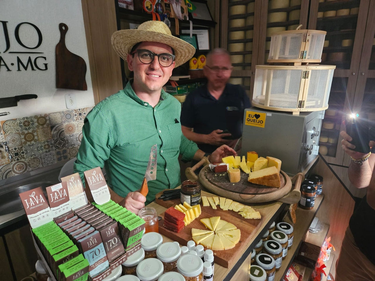 Rota do Queijo e do Azeite: Osvaldinho promove degustação de queijos premiados Alagoa em sua loja na cidade homônima