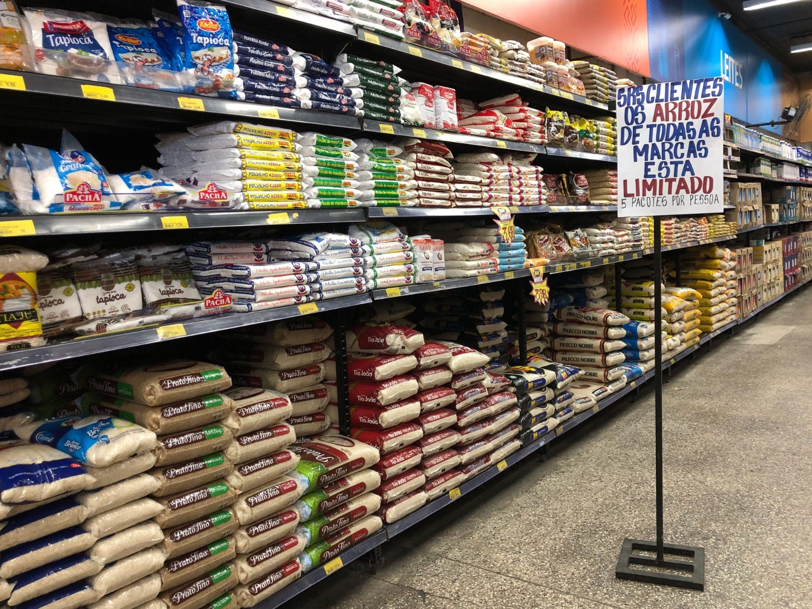 Prateleira de arroz já está mais vazia no Supermercados BH do Vila da Serra, que limitou compra a 5 unidades por cliente