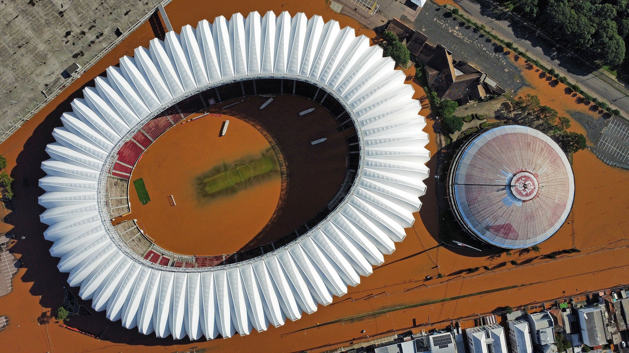 O estádio Beira-Rio, do Internacional em Porto Alegre, está alagado por conta das chuvas na cidade