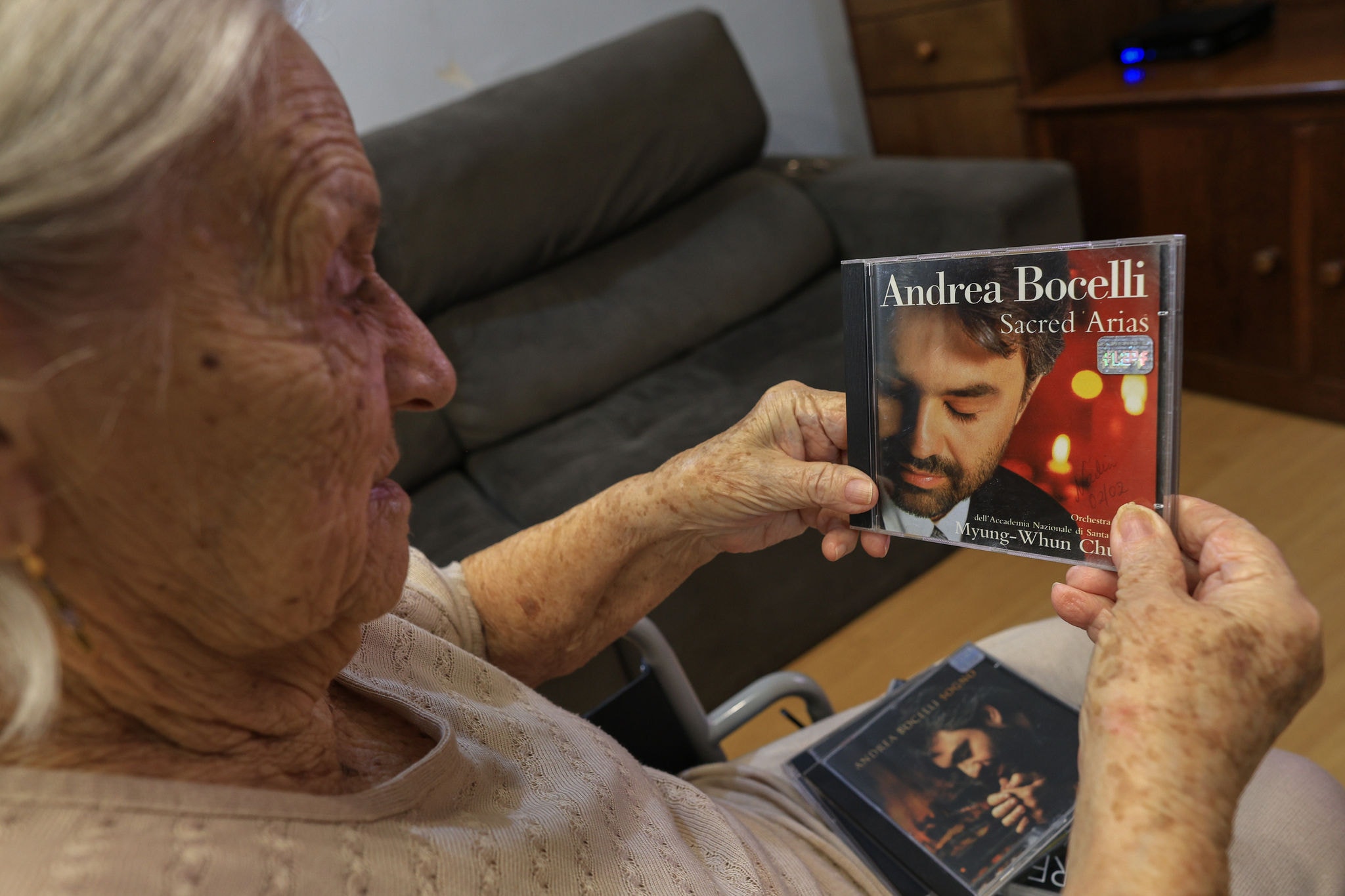 Dona Dolores, de 99 anos, é fã e tem o sonho de conhecer o tenor Andrea Bocelli, que vai se apresentar em BH no dia 17  de maio | Foto: Flávio Tavares/O TEMPO