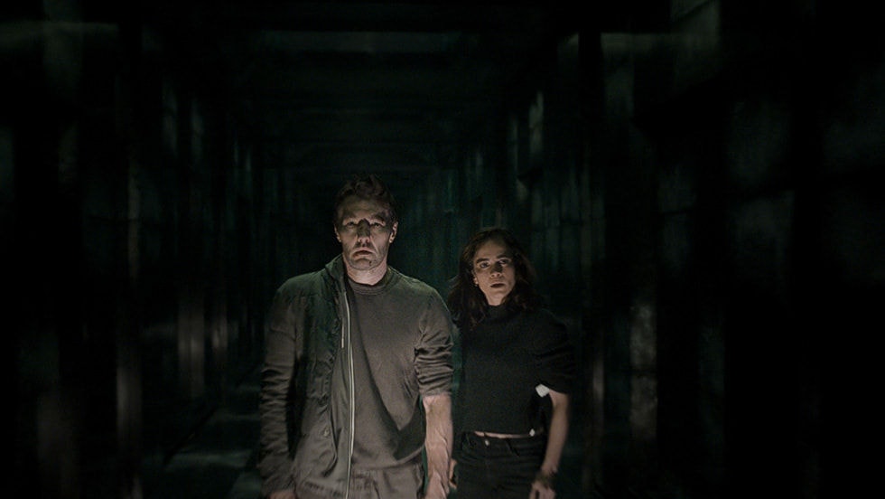 Joel Edgerton e Alice Braga em cena da série 'Matéria Escura', da Apple TV+