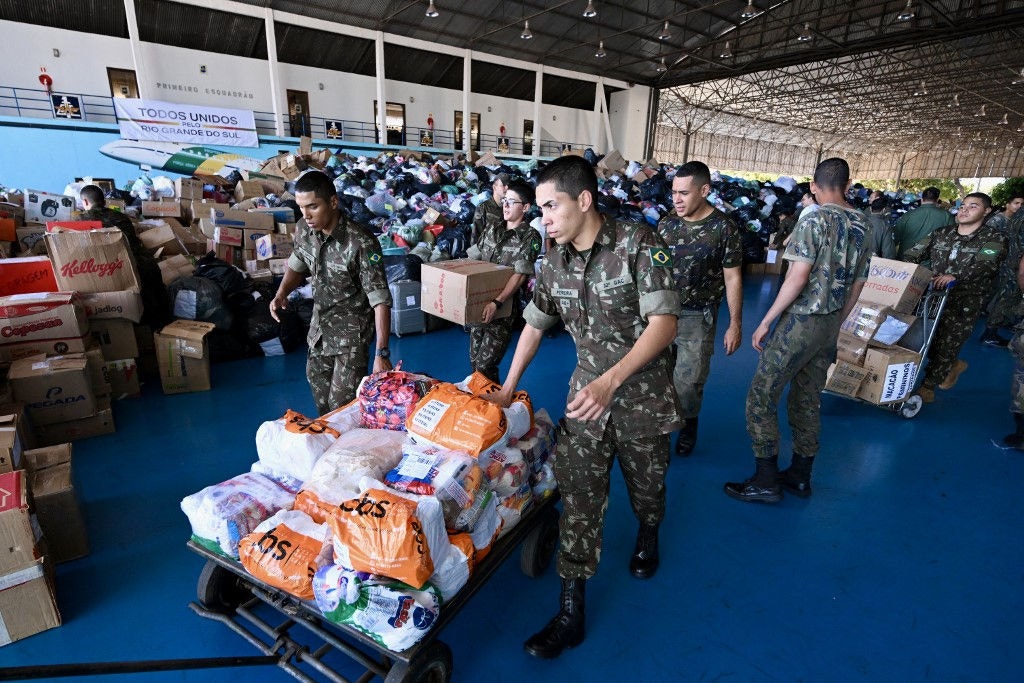 Militares do Exército carregam suprimentos deixados por moradores da capital federal na Base Aérea de Brasília
