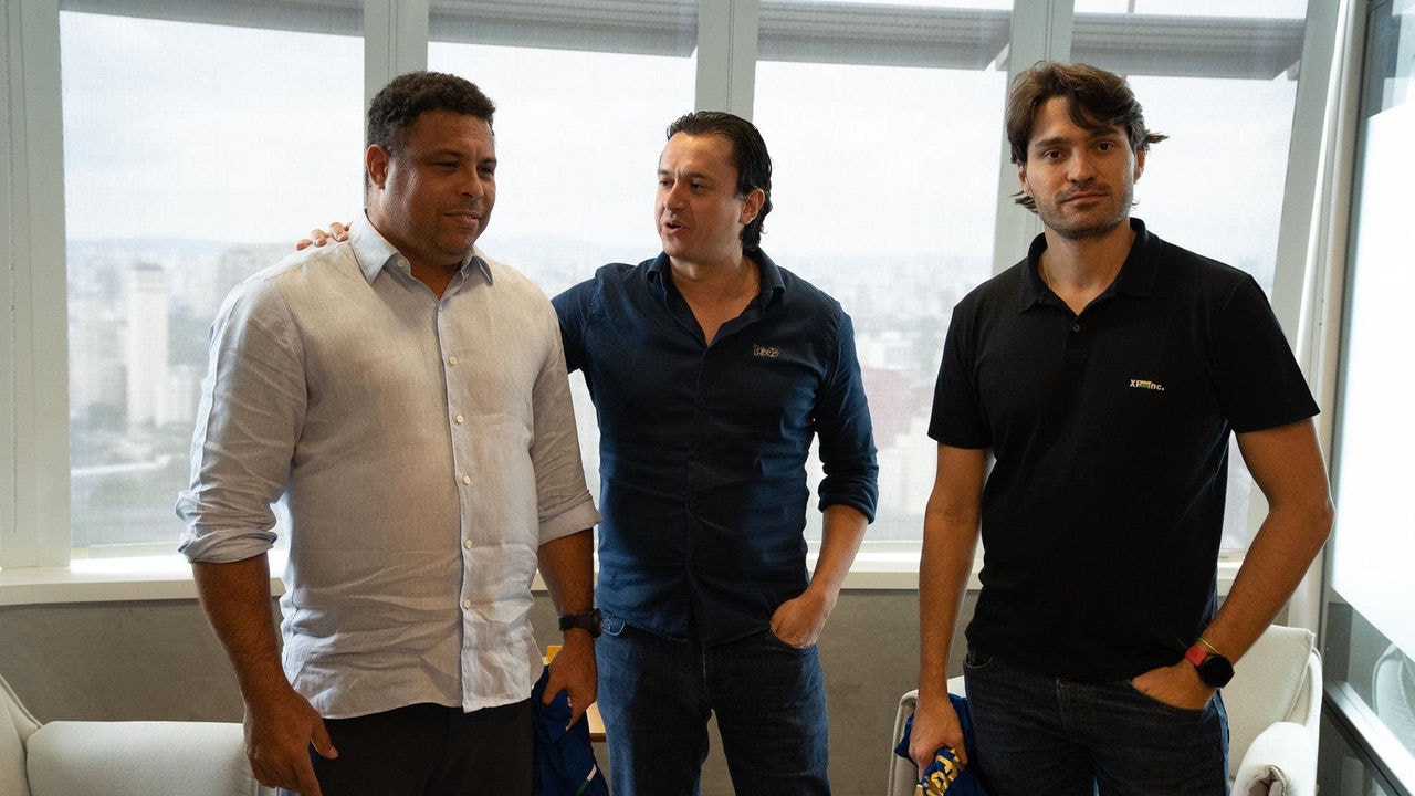 Ronaldo, Sérgio Santos Rodrigues e Pedro Mesquita no dia de assinatura