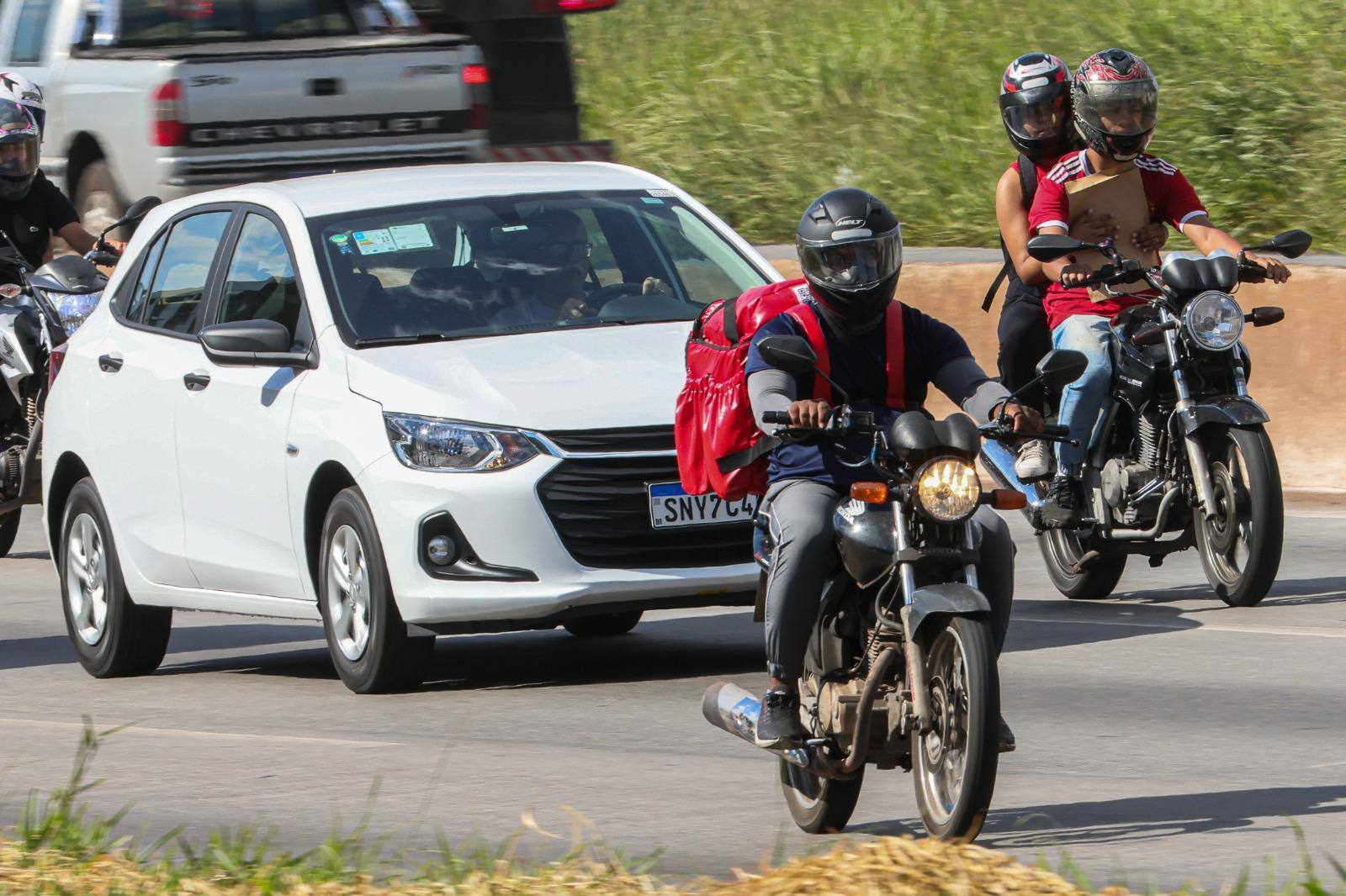 Motociclistas, especialmente os profissionais, estão instituindo a prática da “direita livre” no dia a dia de Belo Horizonte