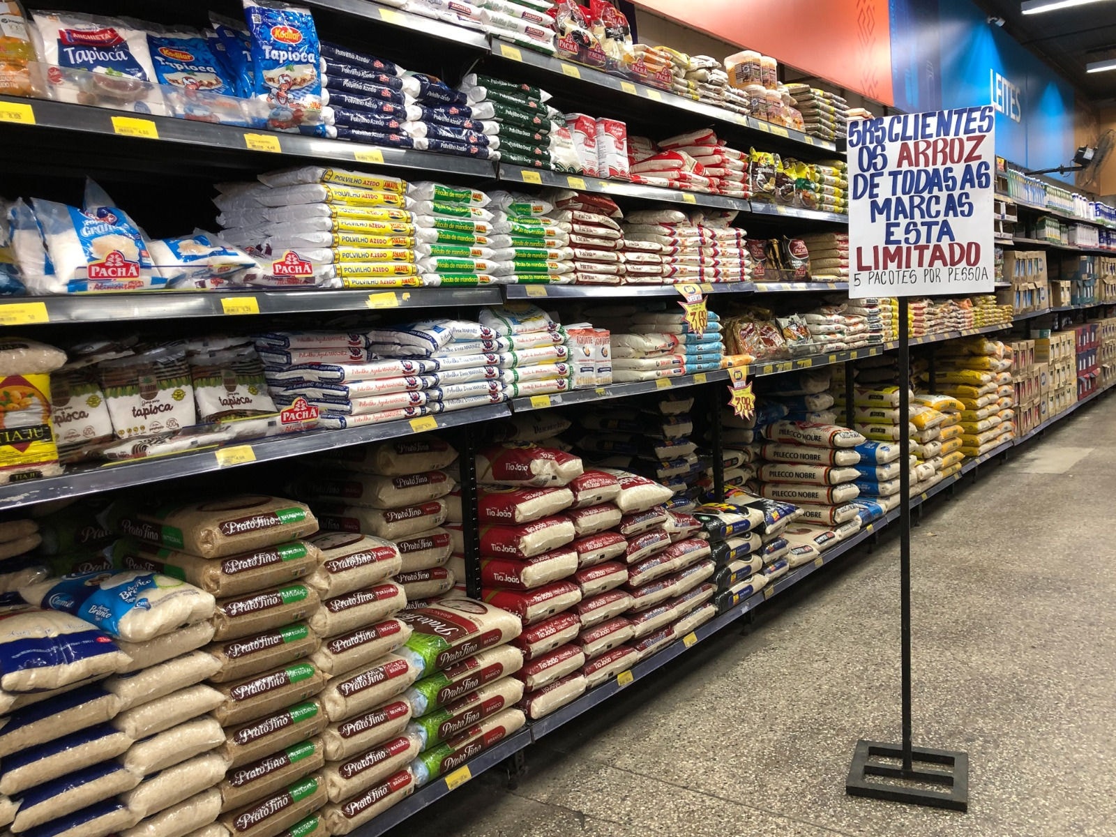 Supermercados BH já estão limitando a quantidade de pacotes de arroz por consumidor